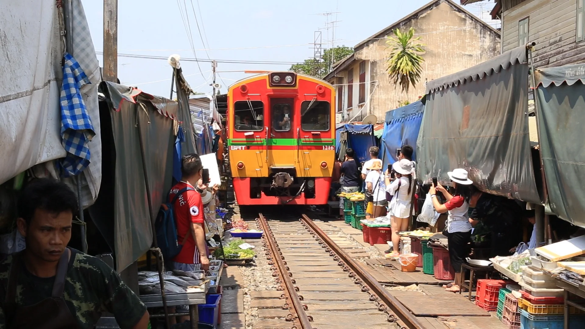 Mae Klong Railway Market (Hoop Rom Market)