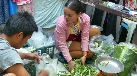Maeklong Train Market Video stock 50916332