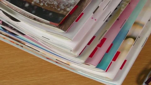 Magazines on table with eyeglasses 库存影片 71345629