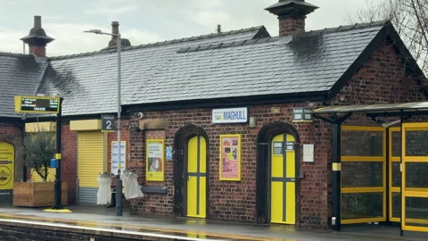 Maghull Train Station Maghull UK 926 Vidéo 329560073