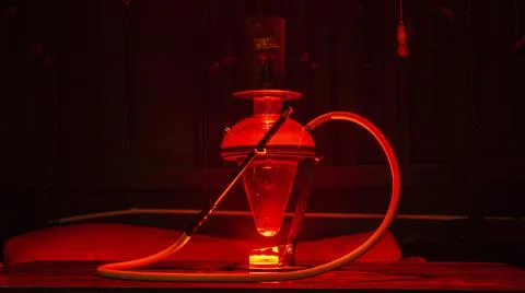 Magic hookah smoke with red lights. Design glass hookah with metal frame. Ill Foto stock