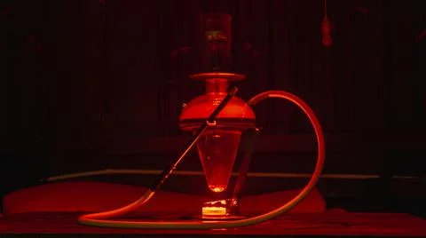 Magic hookah smoke with red lights. Design glass hookah with metal frame. Ill Foto stock