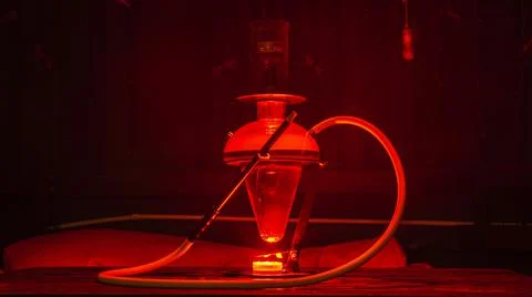 Magic hookah smoke with red lights. Design glass hookah with metal frame. Ill Foto stock