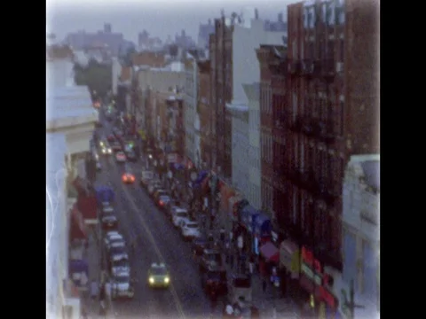 Magic hour rooftop view to Manhattan Ave. Brooklyn. 8mm film footage. Vídeo Stock 75329753