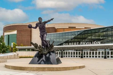 Magic Johnson Statue and Gilbert Pavillion at Michigan State University in .. Stock Photos