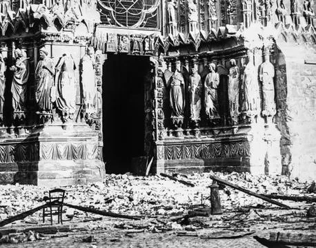 Magic lantern slide circa 1900, Victorian, shelling of the Cathedral of Reims Foto stock