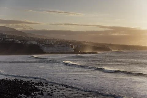 Magic sunset on Bajamar for a surf session with good waves Foto stock