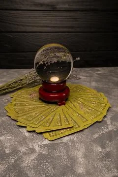 Magic tarot cards spread on table surrounding crystal ball for ritual Foto stock
