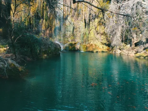 Magical Lake With Small Waterfall Vidéo 84014949