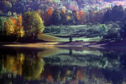 Magical view of Echo Lake with the reflections of colorful trees in fall in Plym Stock Photos