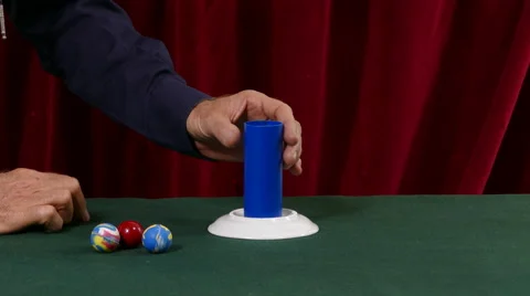 Magician Performs the Red Ball Magic Trick Vidéo 61176605