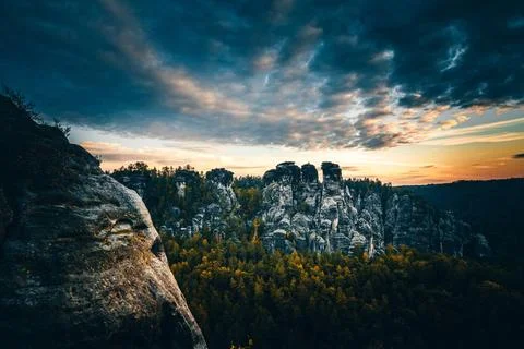 Magie des Morgens: Atemberaubende Landschaftsaufnahme im Elbsandsteingebir... Stock Photos
