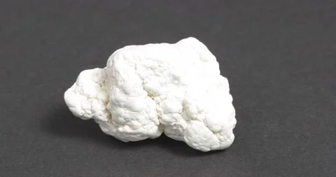 Magnesite on a dark background. It is used in industry, lithotherapy, jewelry. Vídeo Stock 163814935