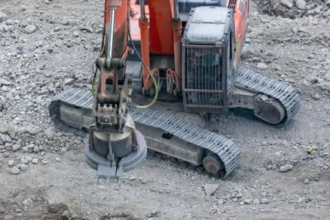 Magnetic crane loading scrap metals on the ruins of a construction site. Foto stock