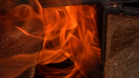 Magnetic flame moving from firewoods to the camera. Slow motion. Vidéo 98740085