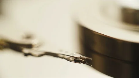 Magnetic hard disk drive needle moving macro 4K 스톡 동영상 84378703