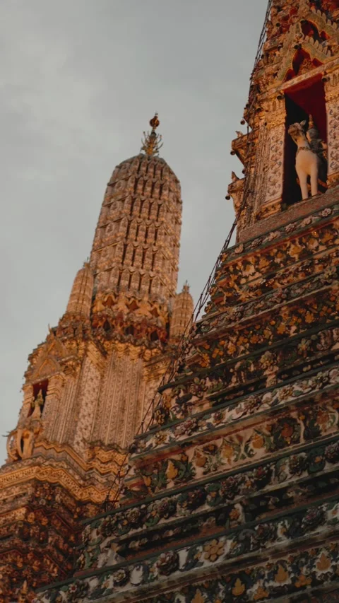 Magnificent low angle view of the wat arun ratchawararam ratchawaramahawihan 動画素材 346275553
