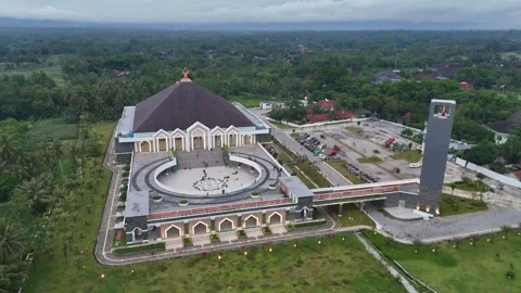 Magnificent of An-Nuur Central Java Grand Mosque with a towering minaret 스톡 동영상 300927478
