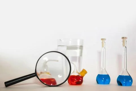 Magnifier for magnification in front flasks with sample of acid reagents, con Stock-Fotos