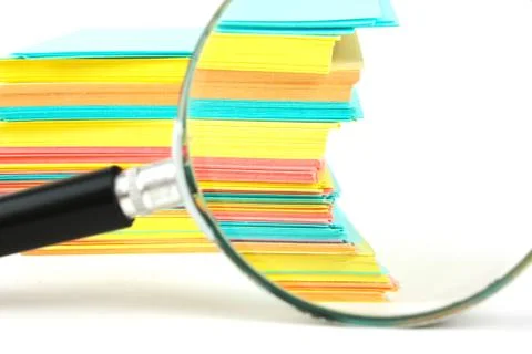 Magnifying glass and a stack of paper Stockfoto's