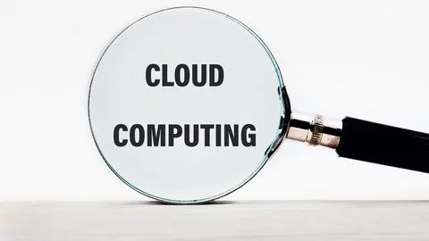 A magnifying glass highlights the concept of cloud computing. This visual e.. Foto stock