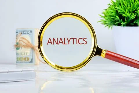 A magnifying glass highlights the term analytics, emphasizing its importance  库存照片