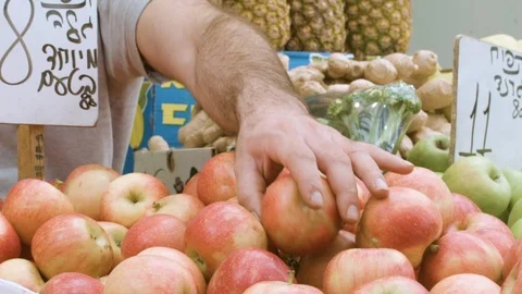 Mahne yuda jerusalem apples Stock Footage 114855867