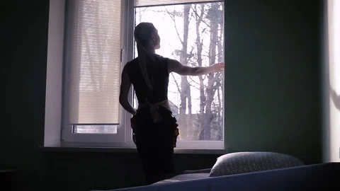 The maid raises the curtains on the window Vídeo Stock 83478518