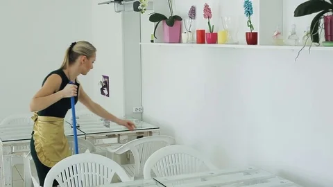 The maid washing the floor. 動画素材 82064574
