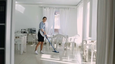 The maid washing the floor. Vídeo Stock 82152906