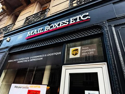 Mail Boxes Etc storefront and UPS shipping services in Paris, France showin.. Foto stock