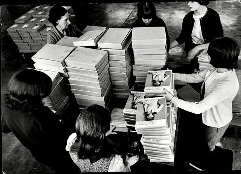 Mail Order Catalogues Being Packed Ready For Posting To The Customers. Stock-Fotos