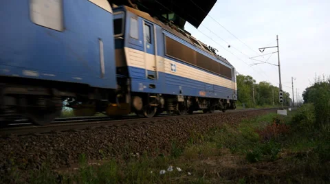 Mail Train passes through the Countryside 動画素材 39932307