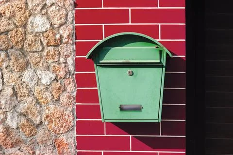 Mailbox on red brick wall Foto stock