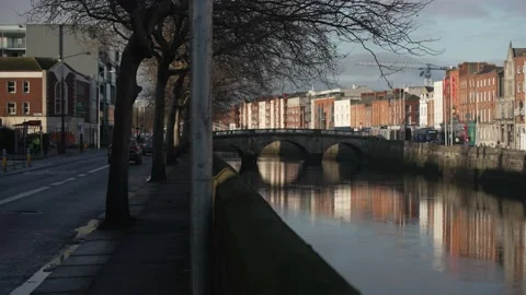 Main bridge in Dublin with light traffic early morning Video stock 170669361