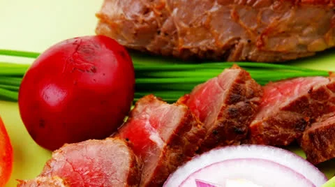 Main course : meat served on green plate Видео 25397381