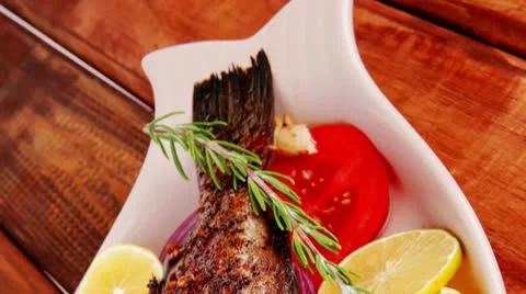 Main course: whole fried sunfish on wood Vídeos de archivo 25129368