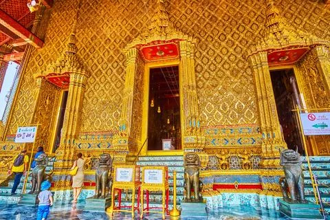 The main facade of Emerald Buddha Temple decorated with golden leaves and c.. 스톡 사진