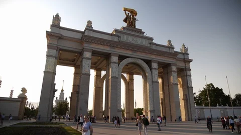 The main gate to the VDNH Expo complex in Moscow. 스톡 동영상 129925082