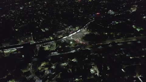 A main intersection signal in a city in India during rush hour at night. Stock Footage 253367774