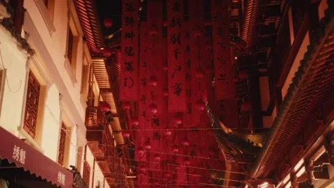 Main Lane of Yu Garden Bazaar at Night, Shanghai Видео 340117175