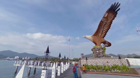 Main pier of Langkawi Malaysia, featuring the famous eagle statue. FullHD vid 库存影片 63475228
