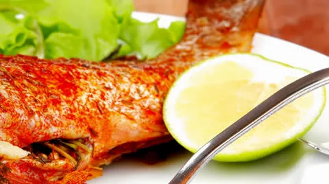 Main portion of two grilled fish served on plate Vídeos de archivo 25426861