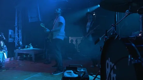 Main singer comes on stage at the rock concert Vidéo 85974441