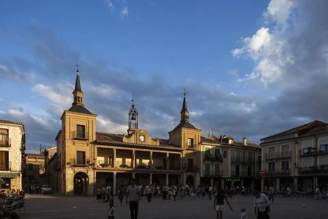 Main Square of El Burgo De Osma Under a Vibrant Evening Sky in Spain Foto stock