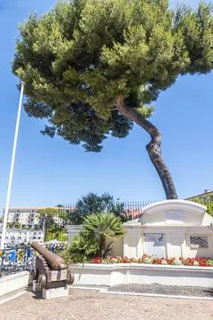 The main square of Saint Jean Cap Ferrat with a monument, an olive tree and o Foto stock