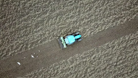 Main tillage tractor with an implement with rotating parts that break the soils Vídeos de archivo 167293549