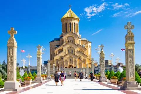 Main view with the stair case and cross pillars columns to Tbilisi Sameba Cat Foto stock