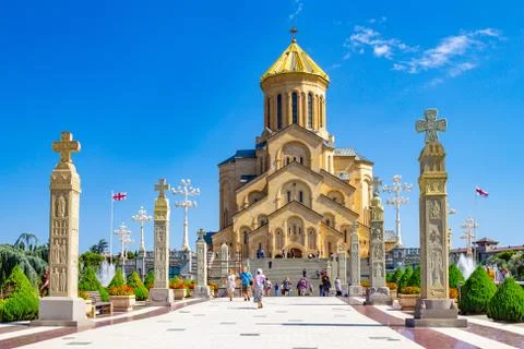 Main view with the stair case and cross pillars columns to Tbilisi Sameba Cat Foto stock