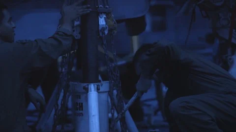 Maintainer operating hydraulic hand pump Vidéo 114001375
